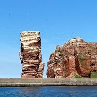 Die Felsen von Helgoland vom Meer aus gesehen.2021